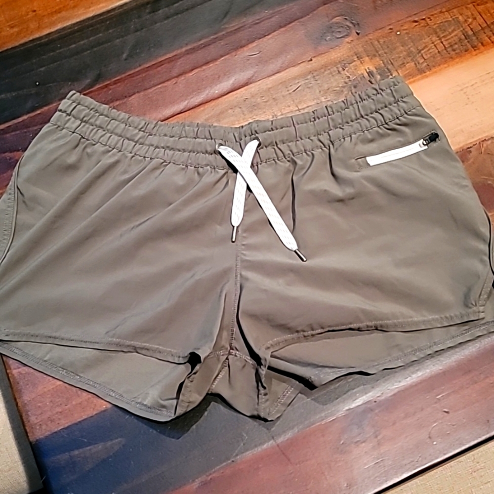 Vuori Clementine Short Lightweight Mid Rise Athletic Stretch Shorts Olive Large